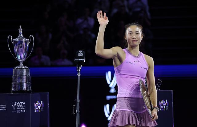 1731202076256062967.jpg (体育)(2)网球——WTA年终总决赛:郑钦文获得亚军XxjpseC007015_20241110_PEPFN0A001.jpg