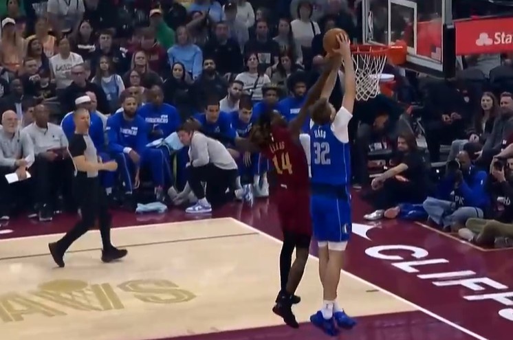 开云官网-弗拉格快下试图扣篮被犯规依然2+0 防守悍将埃利斯开场1分多钟2犯